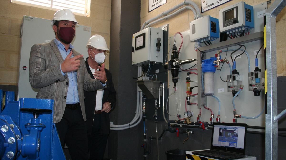 Francisco Morales y Antonio Franco en la estación de control de aguas de Santa Clara.