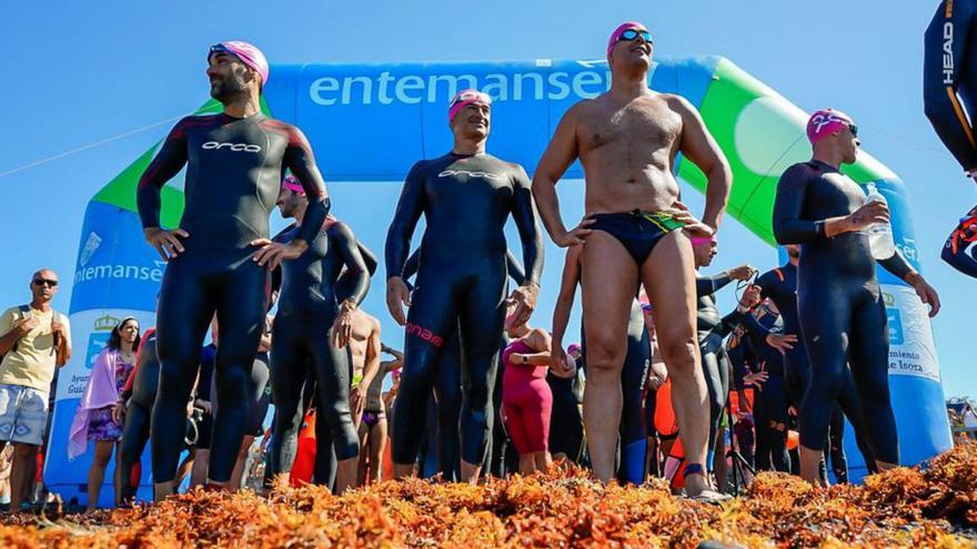 Algunos competidores antes de lanzarse al agua.