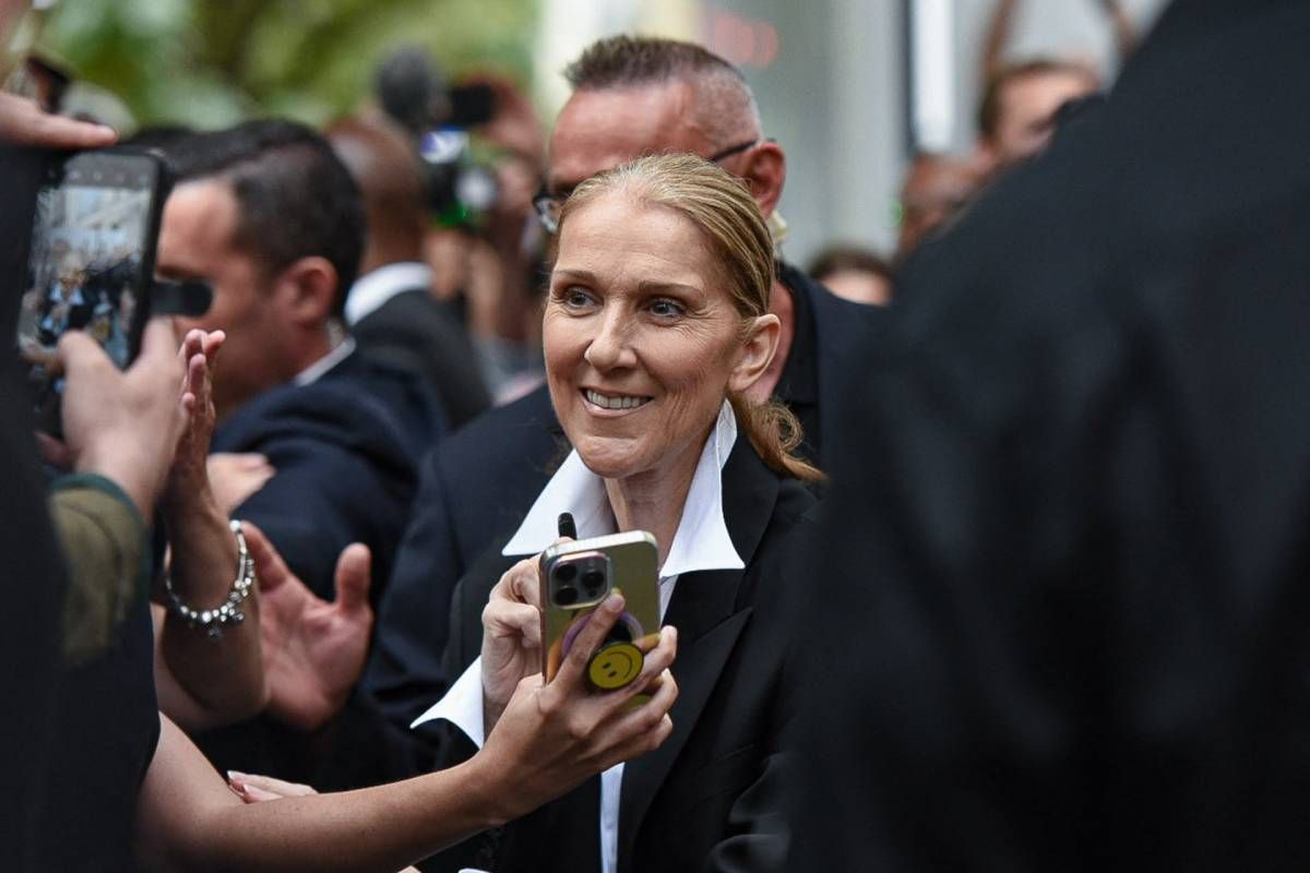 Céline Dion, muy sonriente a la salida de su hotel en París justo antes de las Olimpiadas