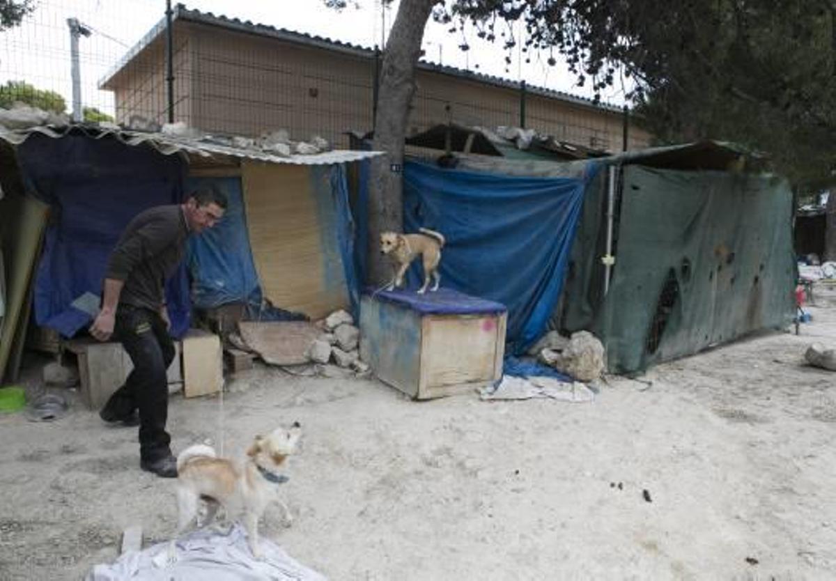 Chabolas al abrigo del centro de metadona