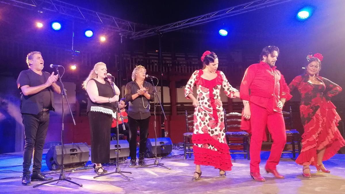 El bailaor muestra su arte sobre el escenario de la plaza de toros