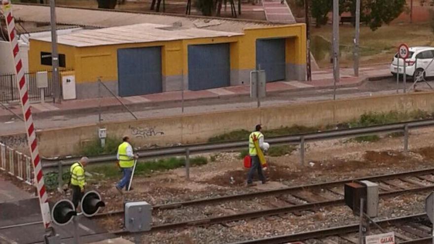 Técnicos de Aldesa regresaron ayer a las vías tras la celebración de la rueda de prensa.