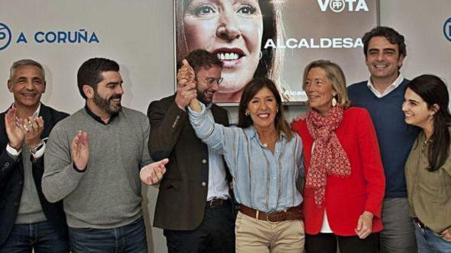 Gonzalo Trenor levanta el brazo de la candidata Beatriz Mato, ayer, en la pegada de carteles.