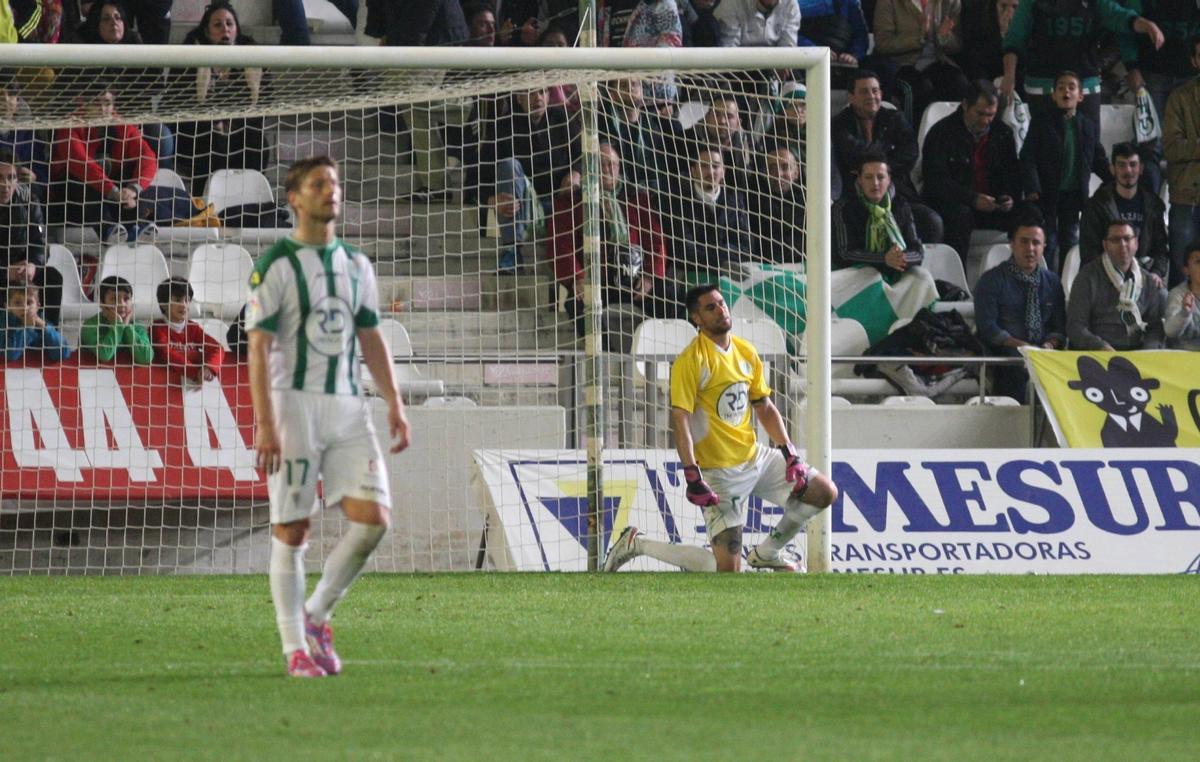 Luso Delgado, actuando como portero, se lamenta del gol de la victoria pepinera, obra de Omar Ramos, en El Arcángel.