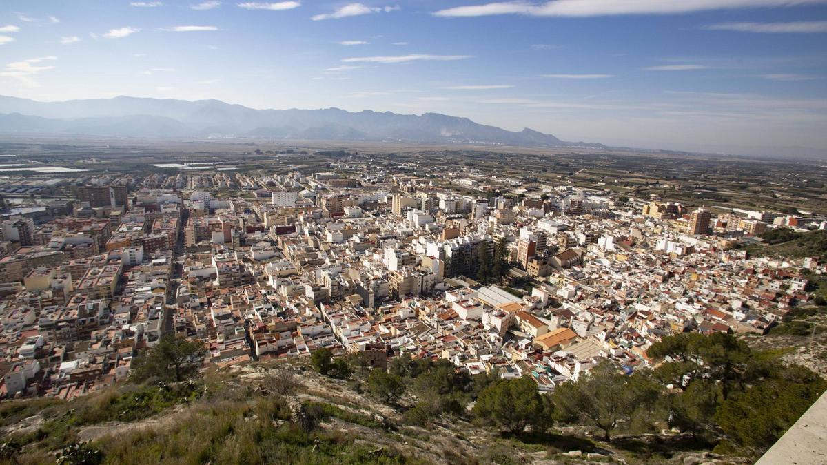 Vista aérea del casco urbano de Cullera, con la sierra de Corbera al fondo.
