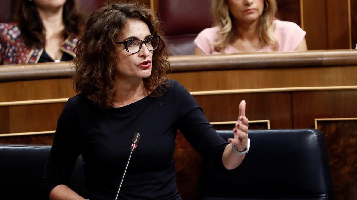 La ministra de Hacienda, María Jesús Montero, durante su intervención en la sesión de control al Gobierno.