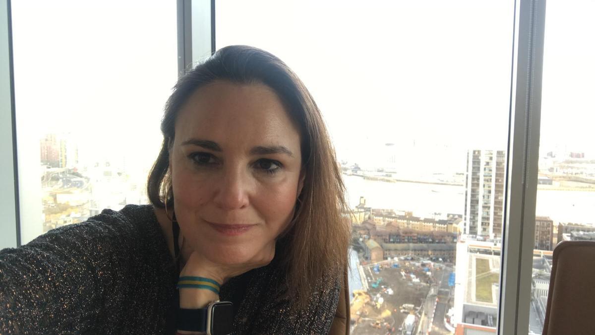 Paula Regalés, con Londres al fondo y pulsera asturiana.