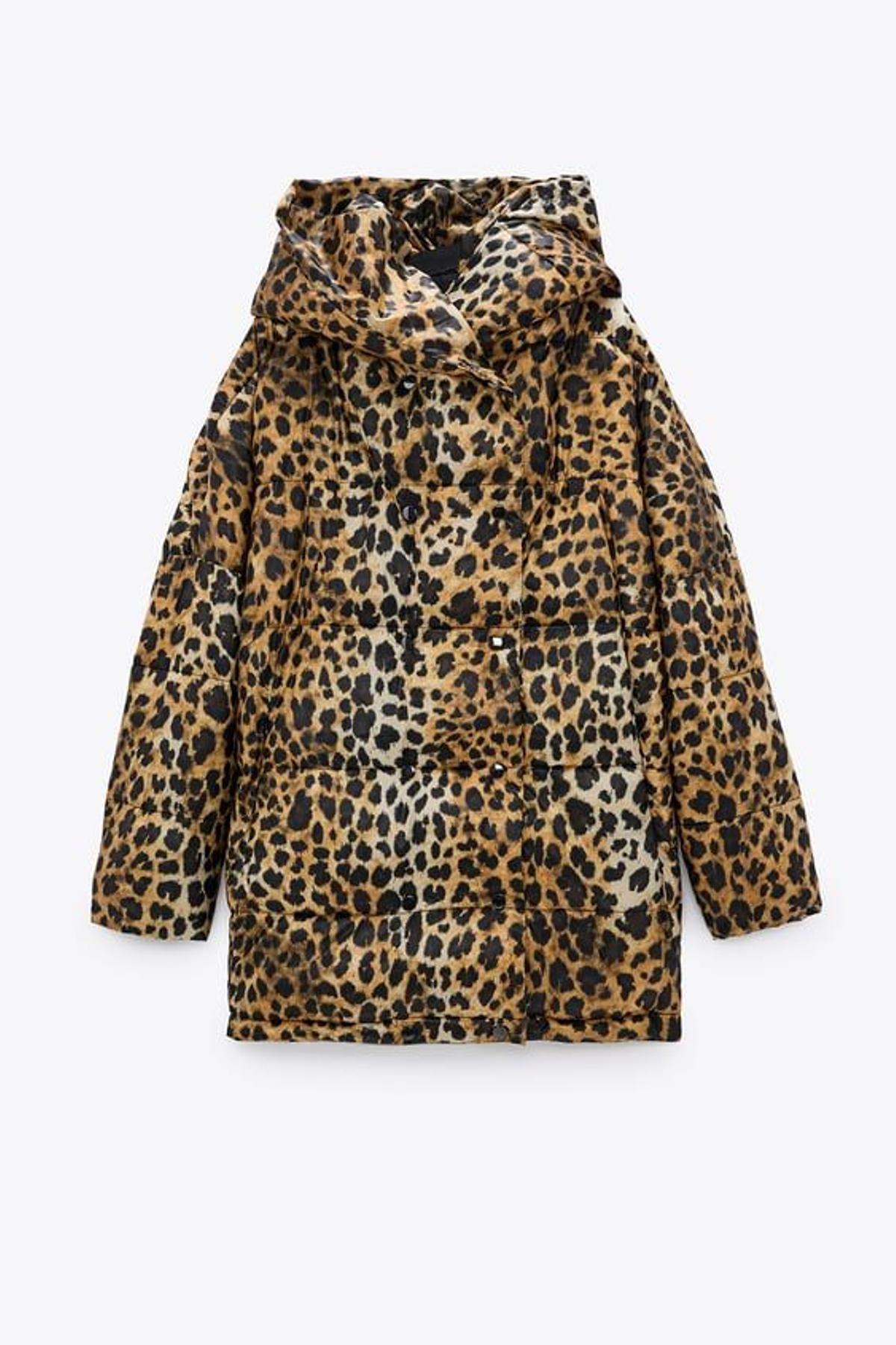 Abrigo acolchado de cuello subido con capucha y manga larga, de Zara (49,99 euros)