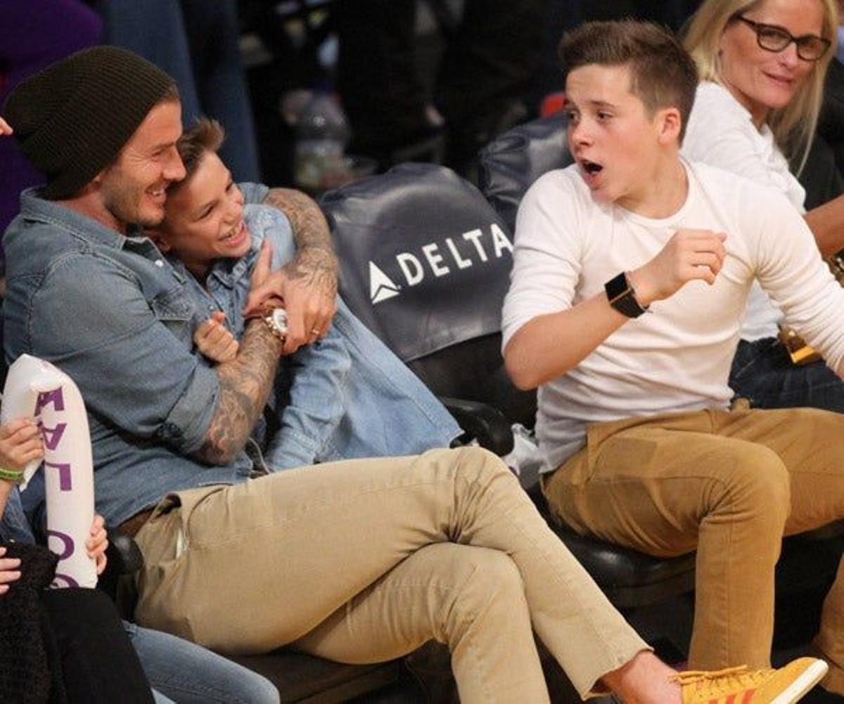 David Beckham abraza a Romeo y Brooklyn con el móvil