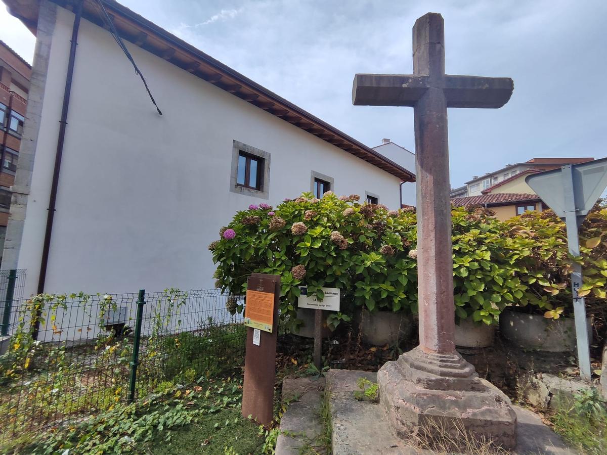 La cruz situada junto al edificio que será futuro albergue y establecimiento hotelero.