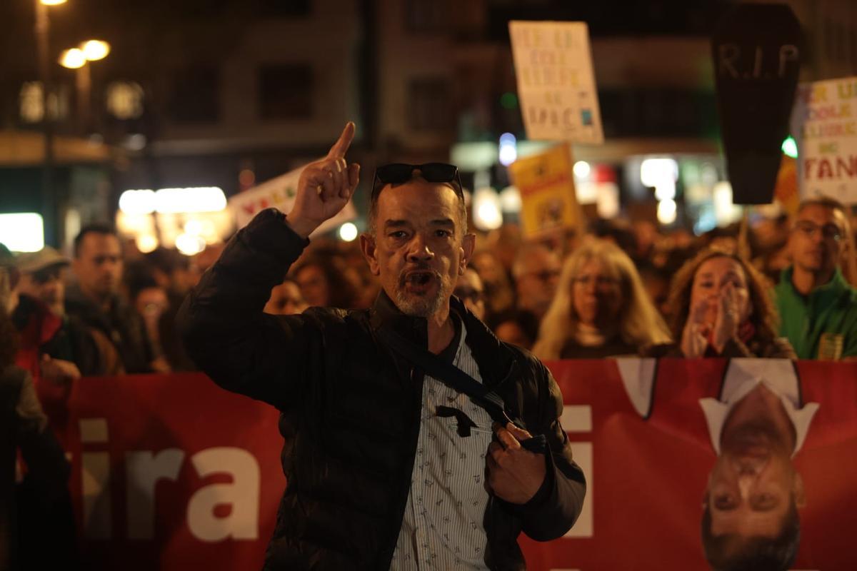 Manifestación contra la gestión educativa de los efectos de la dana.