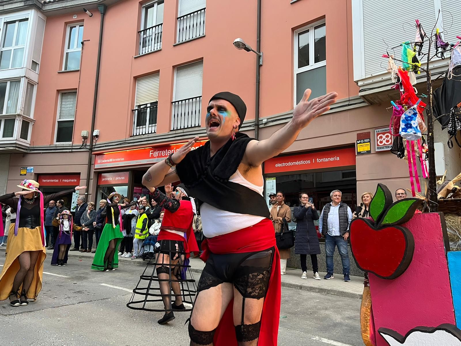 La locura del carnaval llena Posada de Llanes: así fue el multitudinario desfile