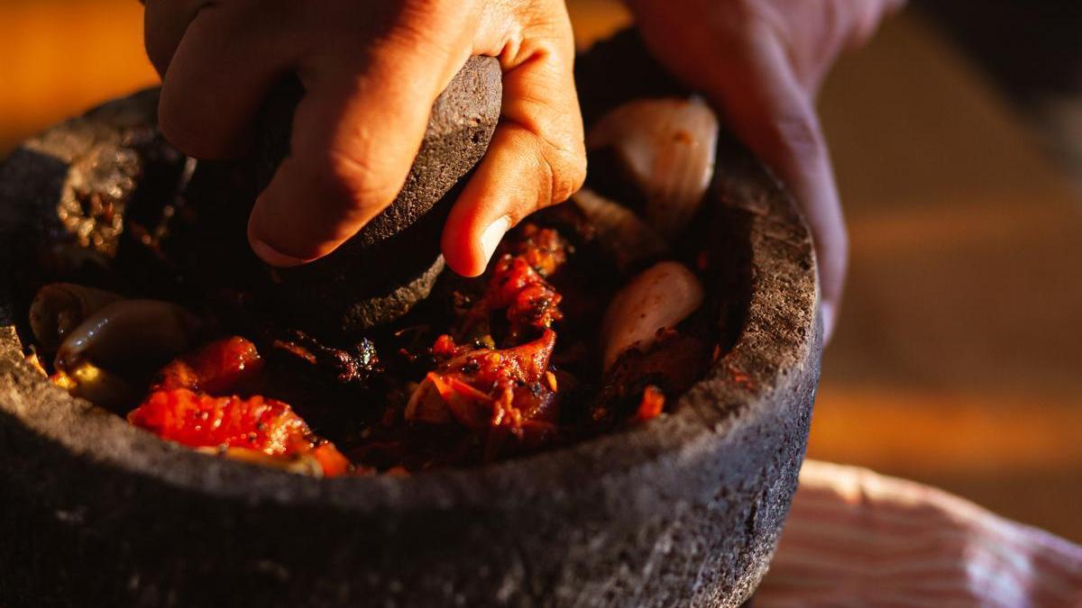 Mezcla todos los ingredientes de la pericana en el mortero.