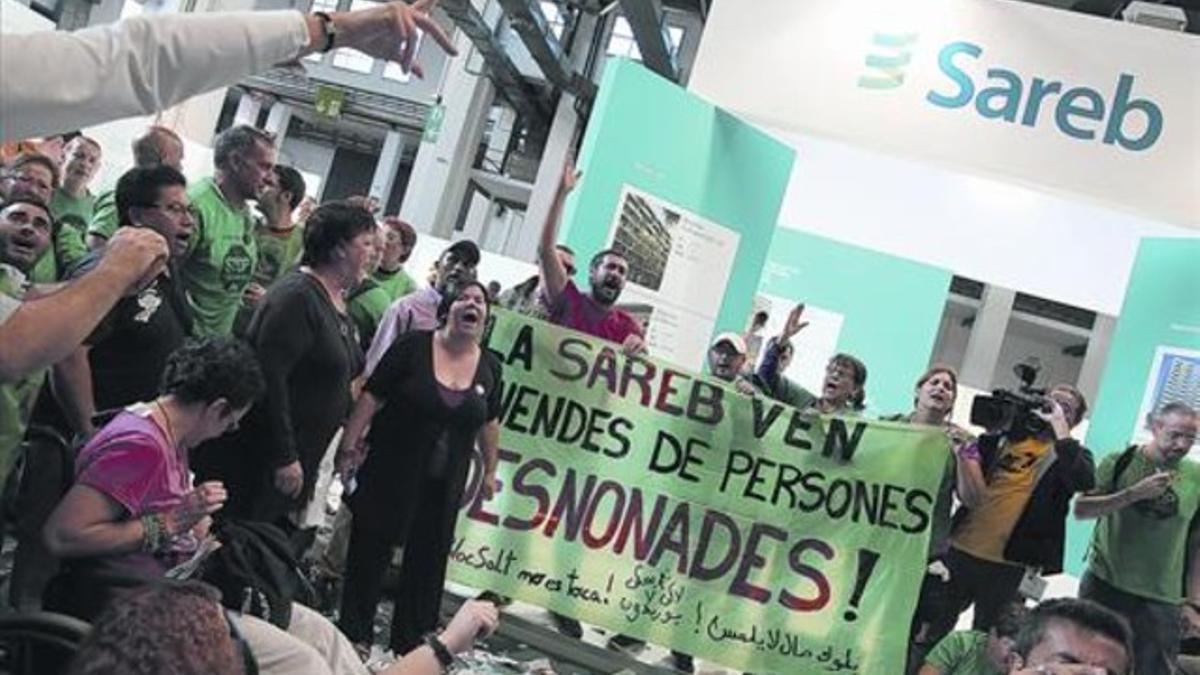 Protesta de la Plataforma de Afectados por la Hipoteca (PAH) ante una instalación de la Sareb en la Fira de Barcelona, el pasado octubre.