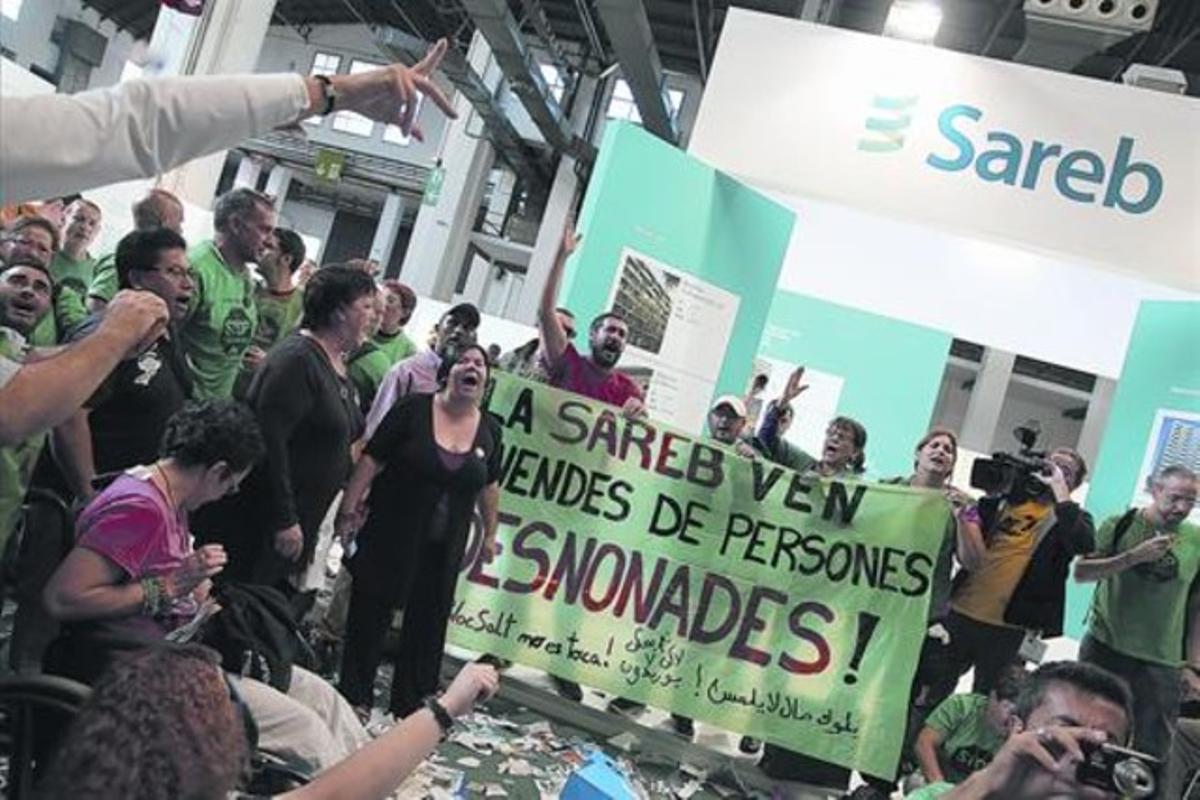 Protesta de la Plataforma d’Afectats per la Hipoteca (PAH) davant una instal·lació de la Sareb a la Fira de Barcelona, a l’octubre. Protesta de la Plataforma d’Afectats per la Hipoteca (PAH) davant una instal·lació de la Sareb a la Fira de Barcelona, a l’octubre.