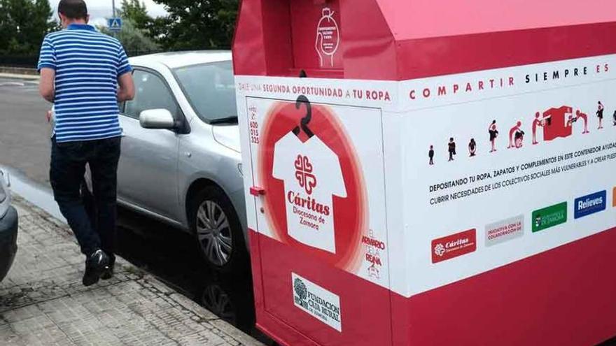 Cáritas instala en la capital 27 contenedores para recoger ropa usada