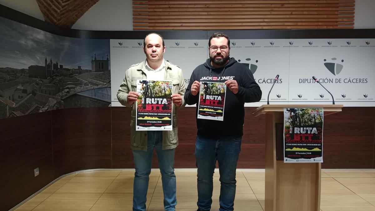 De izquierda a derecha: Dionisio Vasco, diputado delegado de Parque Móvil y Talleres, junto a Juan Ignacio Gilete, alcalde de Santiago de Alcántara.