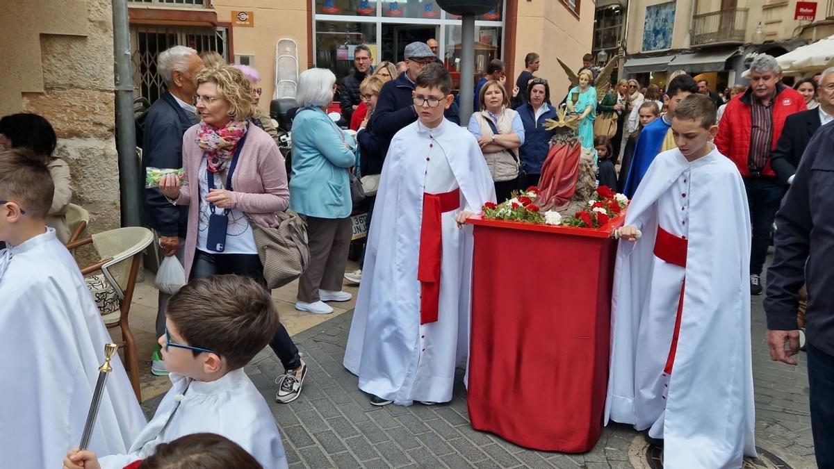 nos 60 niños de todas las edades protagonizaron en Vinaròs una vistosa y emotiva procesión infantil por el centro.