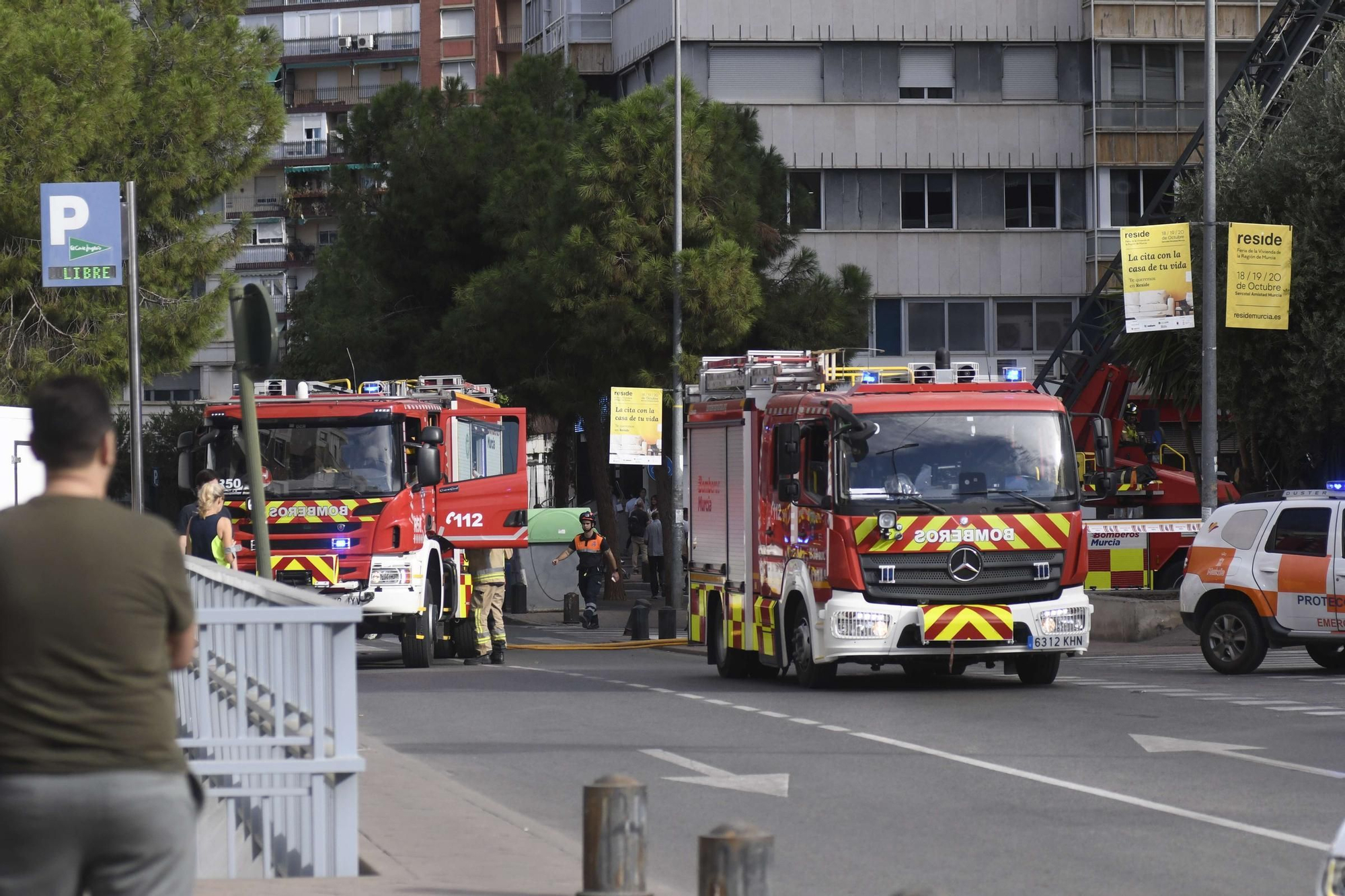 El incendio de un edificio en la Plaza Condestable, en imágenes