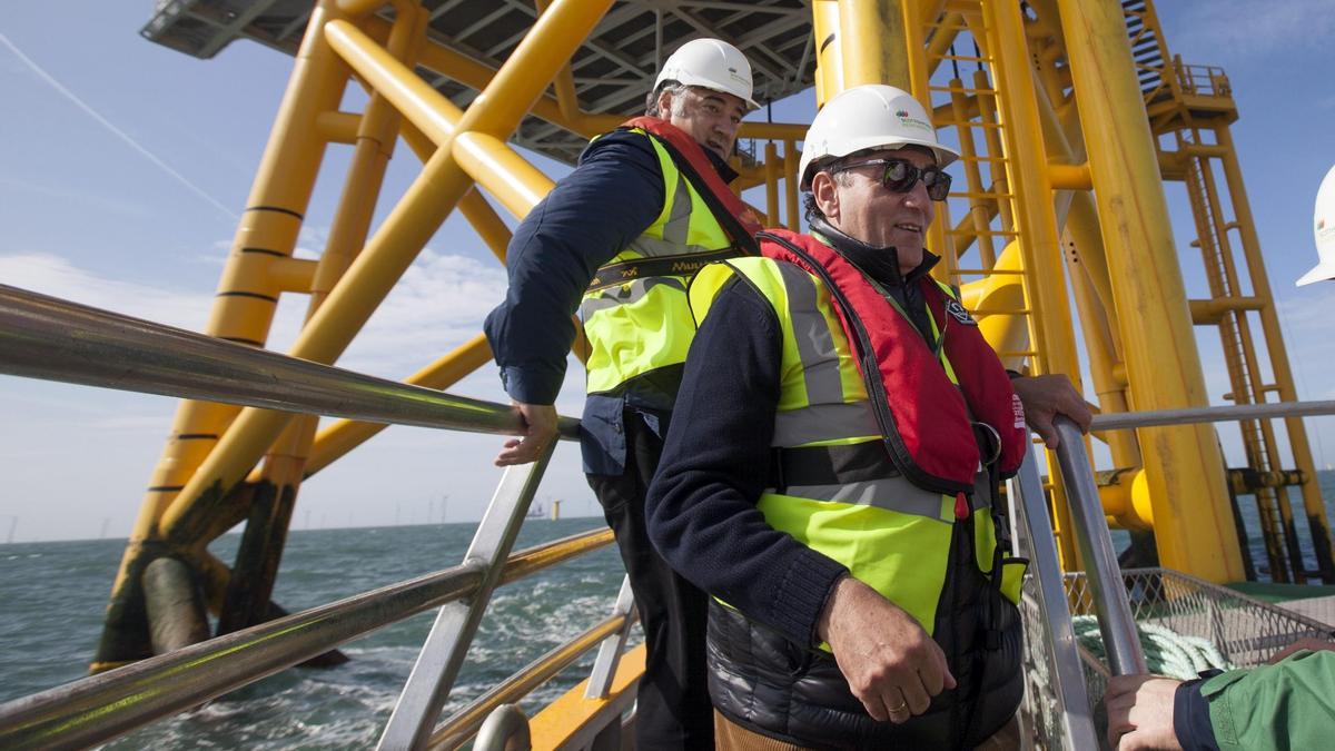 El presidente de Iberdrola, Ignacio Galán, en el parque eólico marino de West of Duddon Sands.