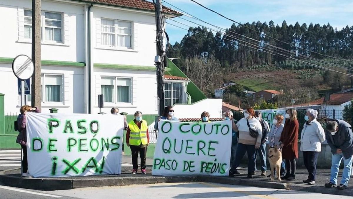 Última concentración vecinal de O Couto, el pasado lunes.   | // L.O.