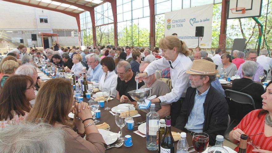 Tributo a los mayores del concello ourensano de Toén en su primera fiesta: «Un acto de justicia y gratitud»