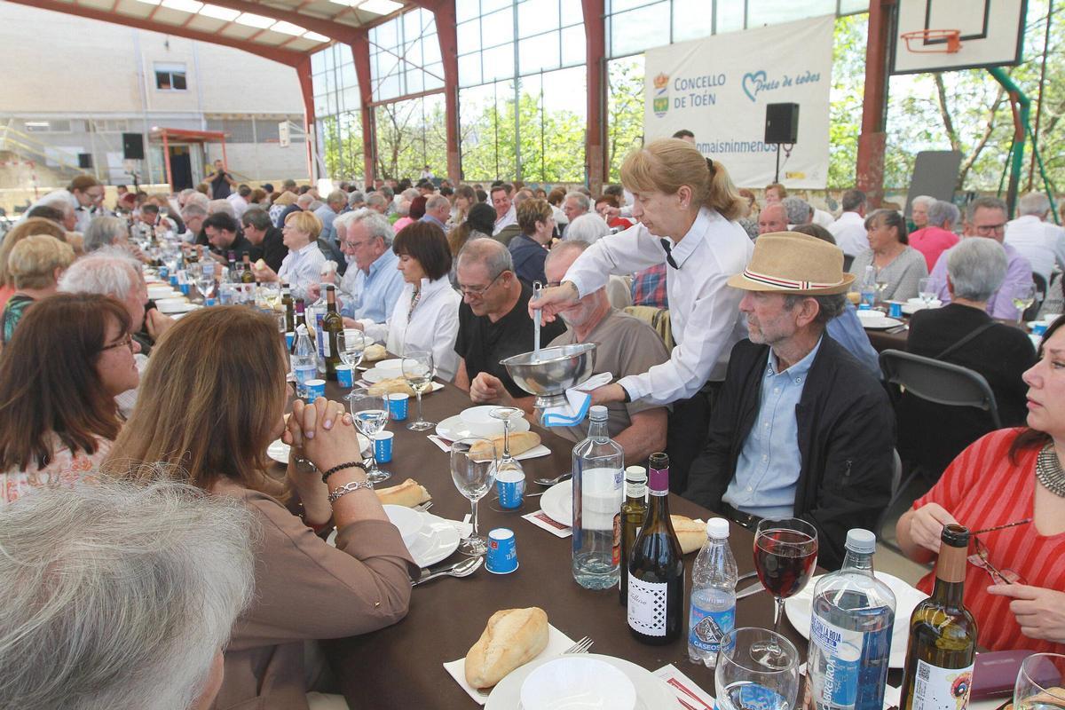 Más de 300 vecinos convirtieron el pabellón del CEIP Saco e Arce en una romería