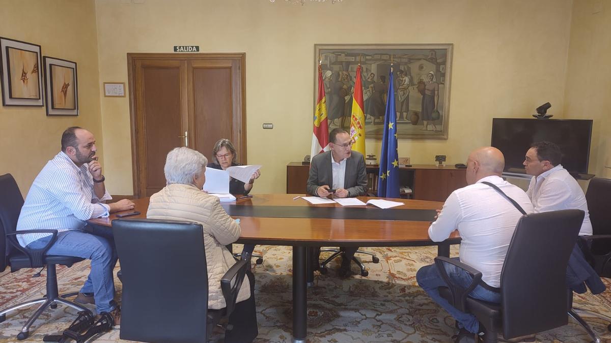 Un momento de la reunión del subdelegado, Ángel Blanco, con los alcaldes de municipios de la comarca.