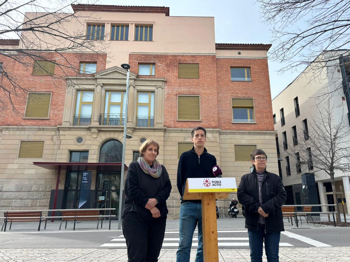 El regidor de Poble Actiu, Pau Ortínez, davant l’edifici de La Teneria aquest dimarts a la tarda