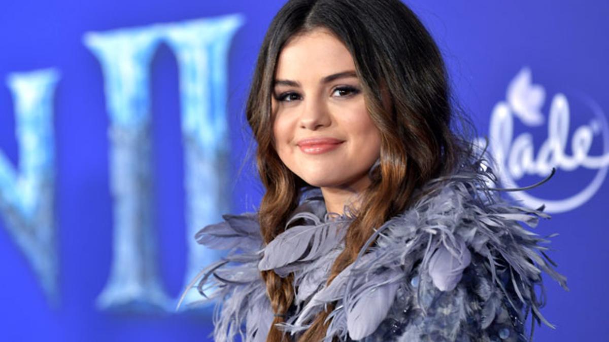 Selena Gomez con vestido y capa de Marc Jacobs en el estreno de 'Frozen 2'