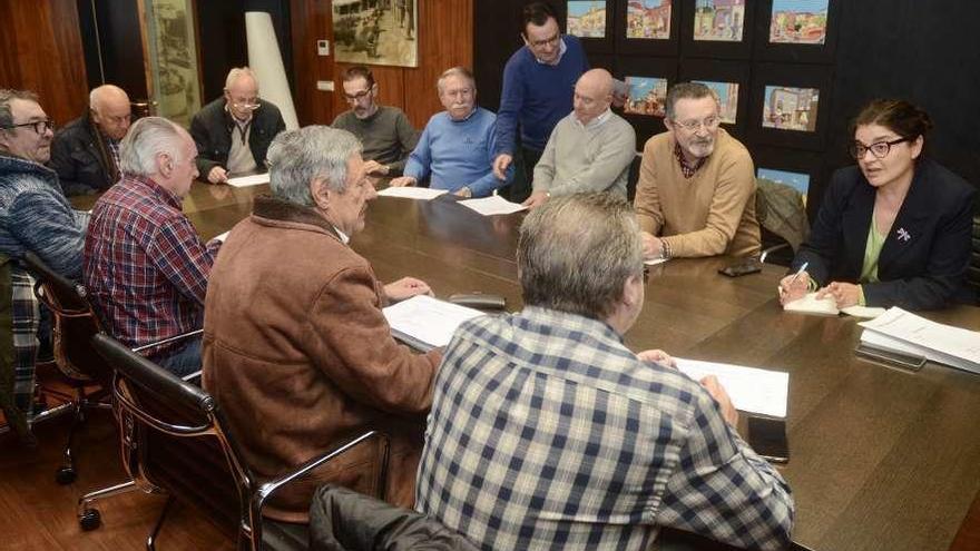 En el encuentro con los vecinos estuvieron presentes Raimundo González y Carme da Silva. // R.Vázquez