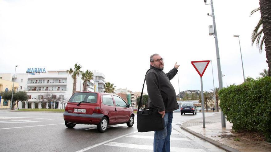 El regidor de Seguretat Ciutadana mostra una càmera de trànsit.