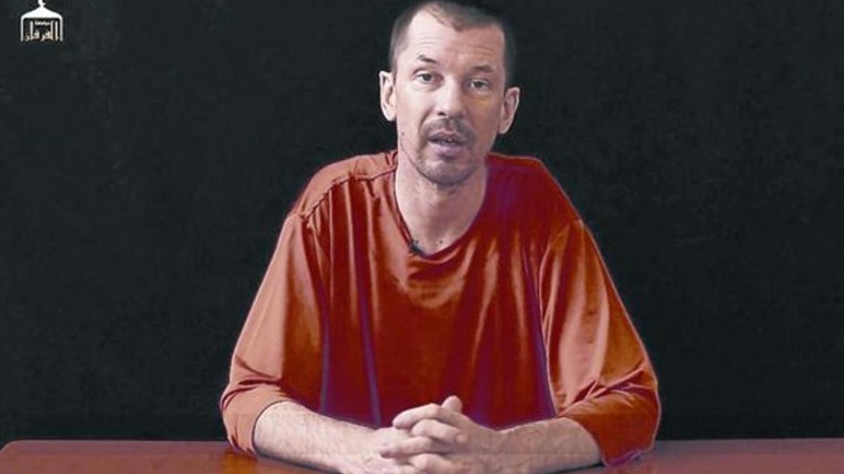 Una imagen extraída del vídeo en el que el rehén John Cantlie en la que anuncia que hará «varios programas».