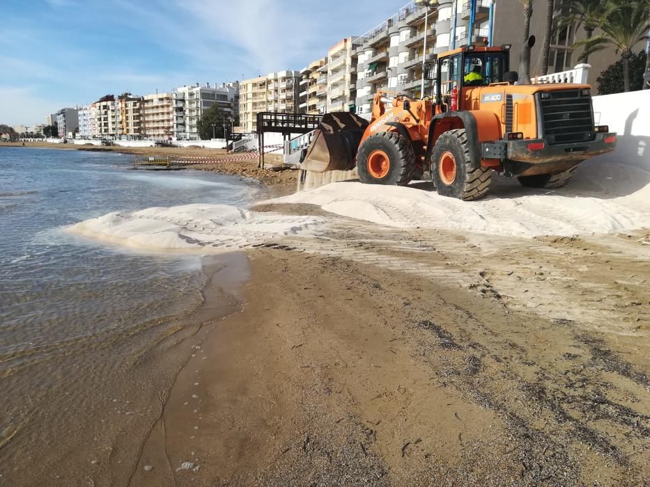 Los camiones han comenzado a descargar 12.000 metros cúbicos de arena de una cantera de Abanilla para intentar ensanchar hasta en 18 metros el tramo central de la playa de Los Locos