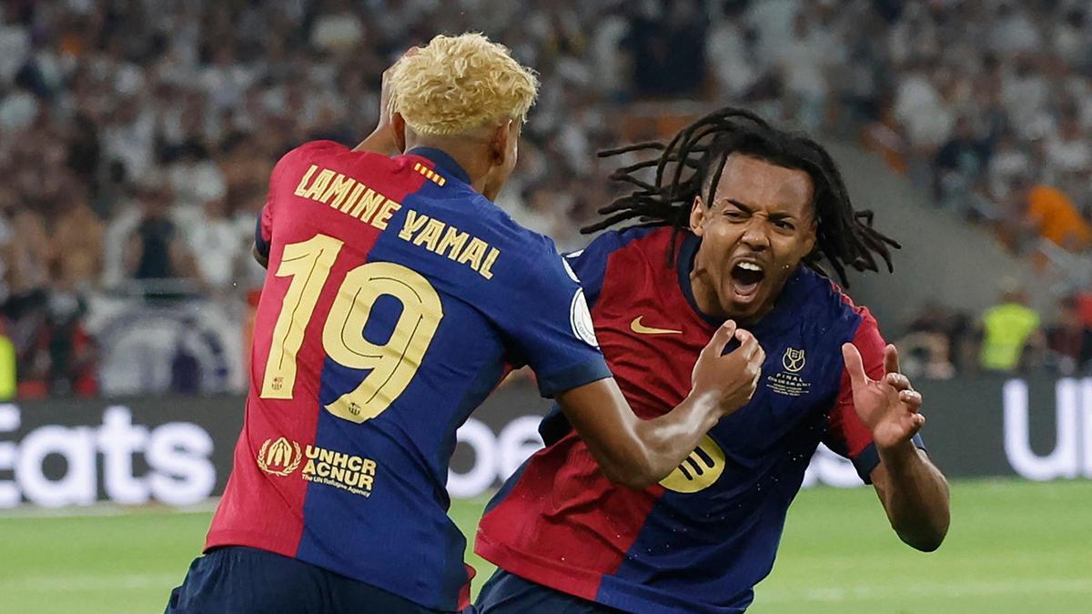 Koundé celebra con Lamine el gol que dio el título de Copa al Barça frente al Madrid.