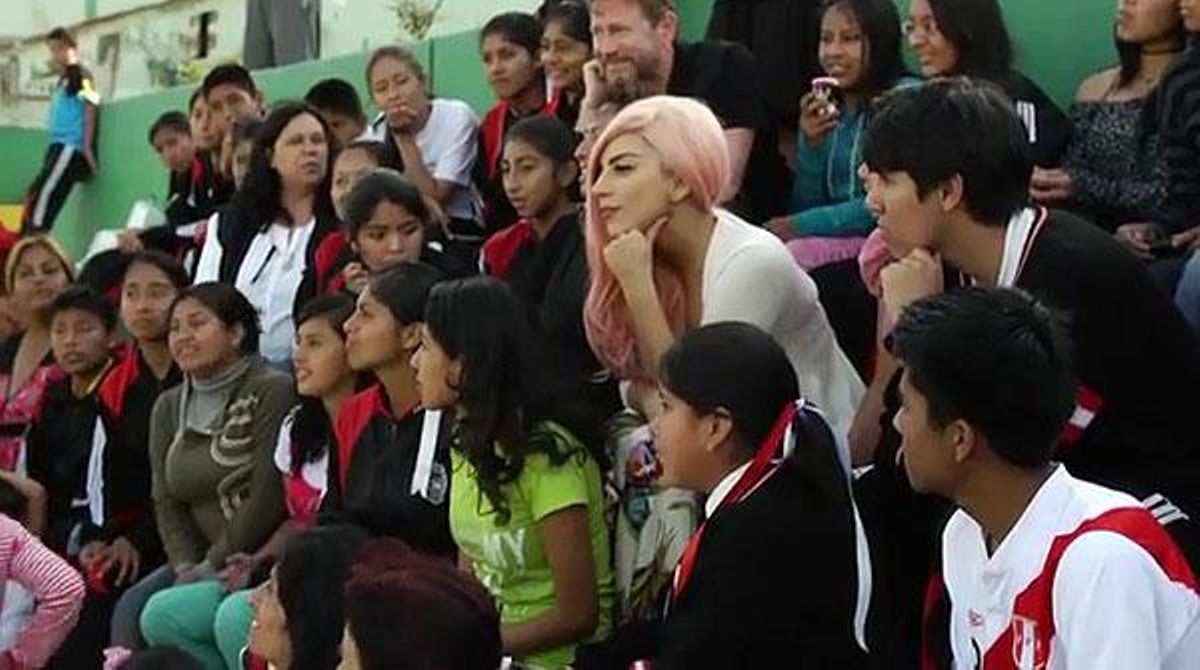 Lady Gaga visita una escola a Lima