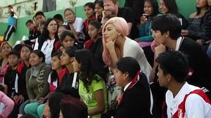 Lady Gaga visita una escola a Lima