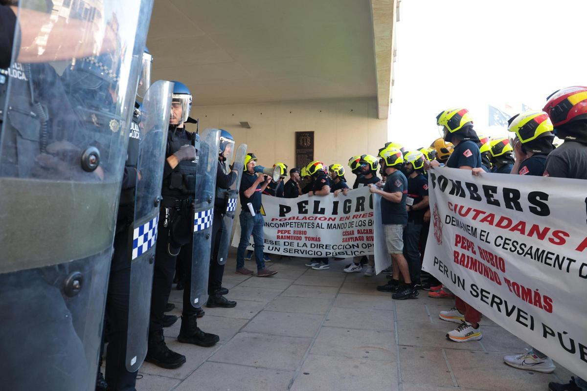 "Da la cara, Toni Pérez". Más de 200 bomberos del Consorcio Provincial de Alicante protestan en Benidorm