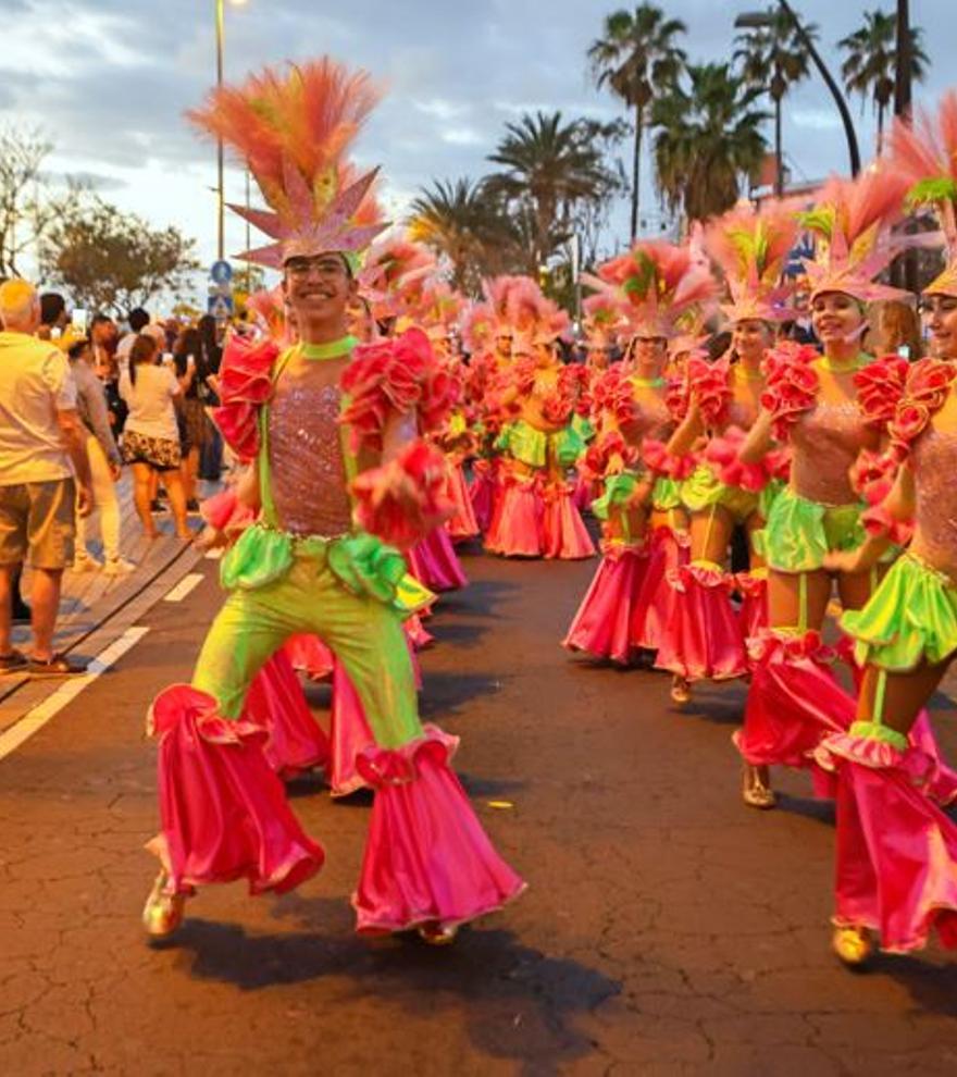 La Cabalgata de Los Cristianos llena de Carnaval la Milla de Oro