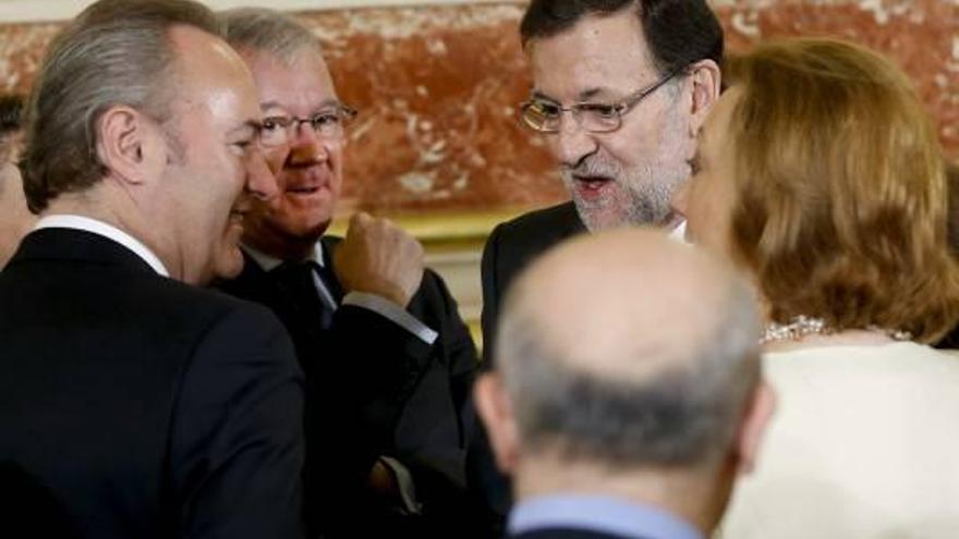 El presidente Fabra, ayer, con Valcárcel, Rajoy y Rudi, en el Congreso.