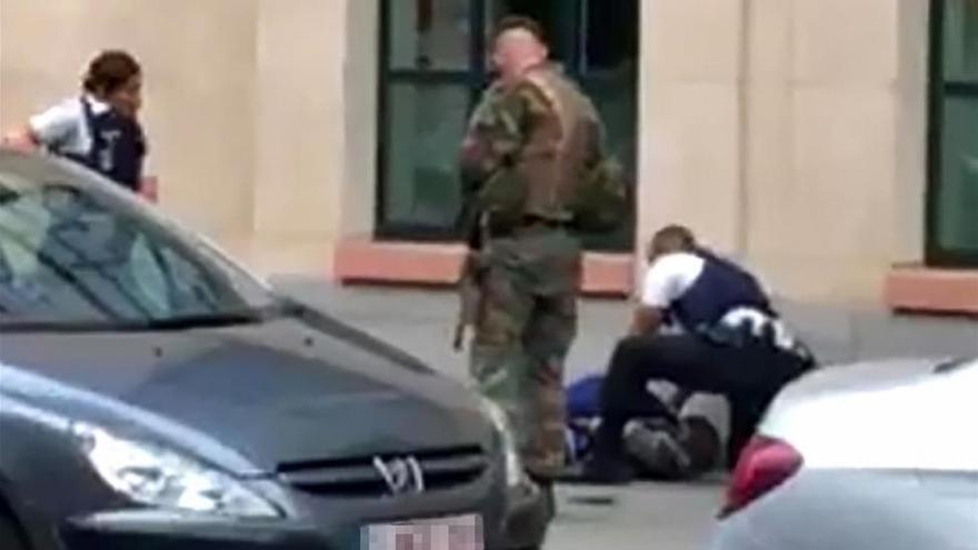 Abatido en Bruselas un hombre que atacó a dos militares con un cuchillo