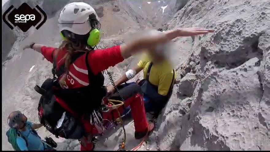 Cómo montar un hospital temporal colgado en el Urriellu y en dos metros cuadrados: así rescataron a un escalador canario