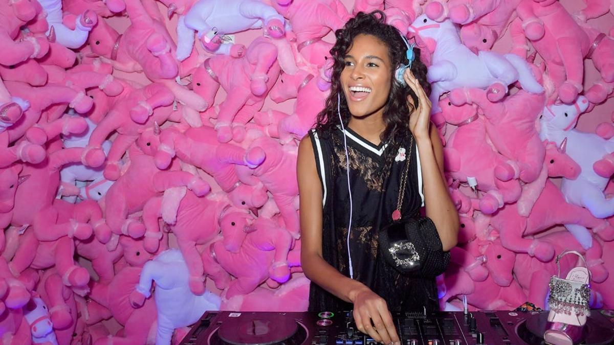 La modelo Cindy Bruna a los platos en una fiesta de Dream Vivier en París