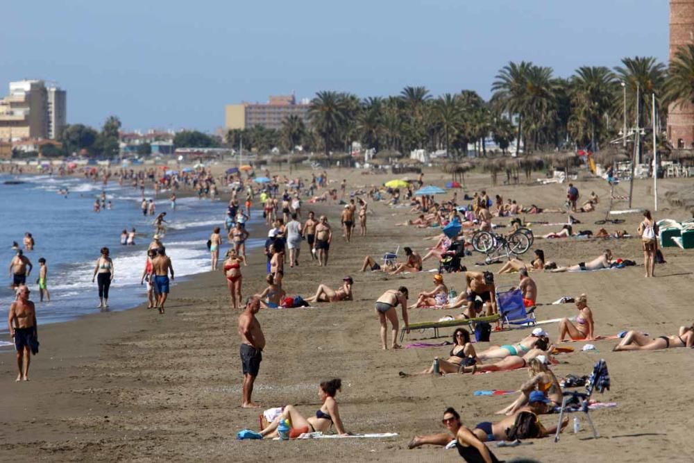 Los malagueños se lanzan a la playa