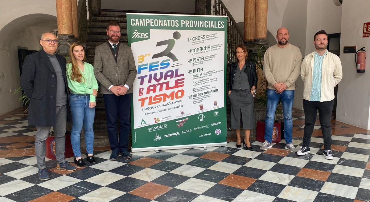 Asistentes a la presentación del campeonato provincial de atletismo.