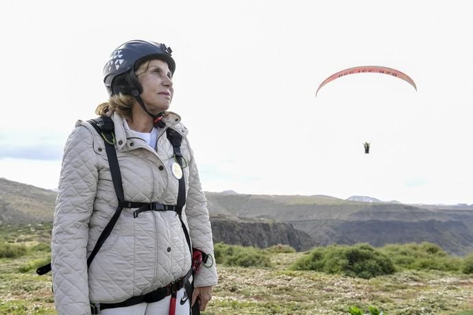 10-05-19 LAS PALMAS DE GRAN CANARIA. ZONA DE SALTOS PARAPENTE DE LOS GILES. LAS PALMAS DE GRAN CANARIA. Nardy Barrios en parapente.  Nardy Barrios se tira en parapente desde Los Giles junto a una persona que ganó un concurso. Fotos: Juan Castro  | 10/05/2019 | Fotógrafo: Juan Carlos Castro