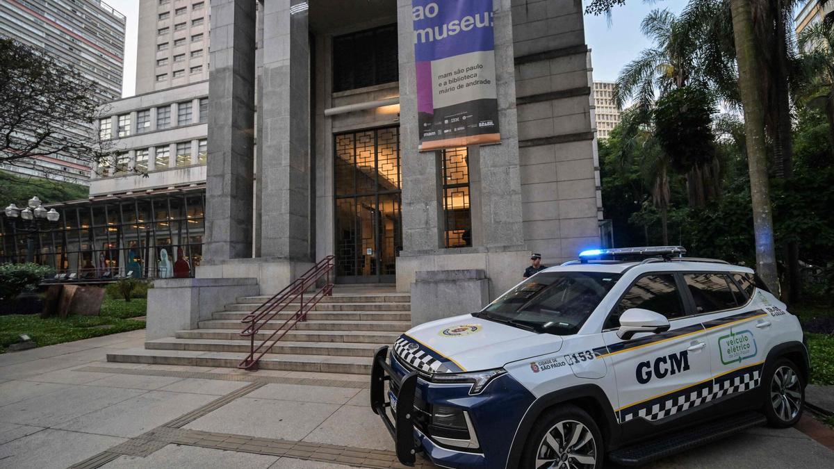 Una patrulla policial a la salida de la Librería Mario de Andrade en Sao Paulo, Brazil, donde se cometio el robo.
