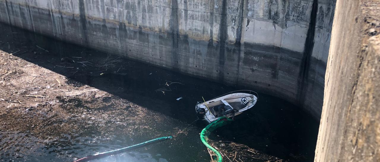 Tareas de limpieza en el embalse de Tanes.