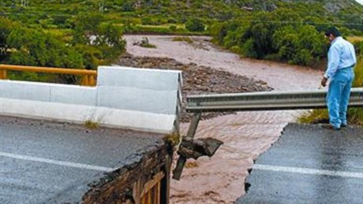 Puente roto por las lluvias y el barro, el martes en Oaxaca.