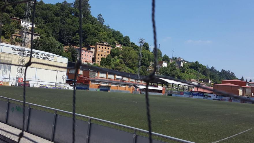 Luz verde a la mejora del campo de Los Llerones en Sama, que estrenará césped a principios de año